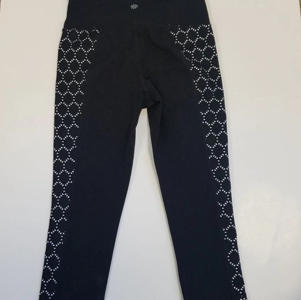 Athleta Crop Leggings Black & White Burnout Detail Sz Small Excellent Condition
